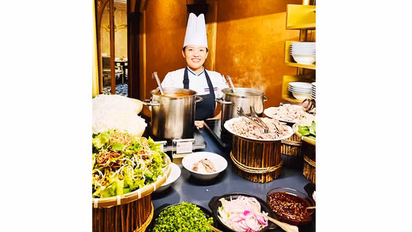 Nghệ nhân Ngọc Nghĩa quảng bá món ăn tại Kuwait.