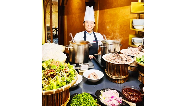 Nghệ nhân Ngọc Nghĩa quảng bá món ăn tại Kuwait.