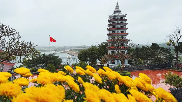 Đền tưởng niệm Liệt sĩ Trường Sơn bến phà Long Đại.