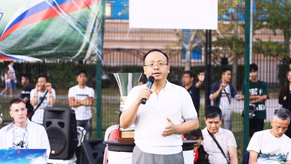 Ông Đỗ Xuân Hoàng phát biểu ý kiến tại Lễ bế mạc giải bóng đá cộng đồng người Việt tại Nga năm 2022.