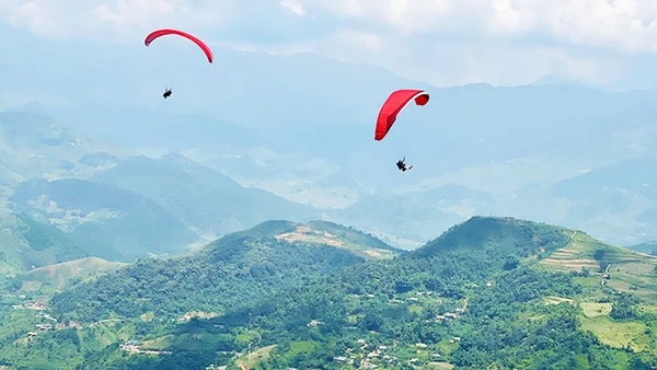 Trải nghiệm bay trên mùa vàng ở Khau Phạ.