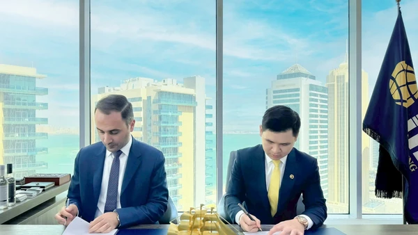 Ông Đỗ Vinh Quang (phải) và ông Amir Ali Salemi, Giám đốc điều hành Tập đoàn JTA ký và trao biên bản ghi nhớ hợp tác nghiên cứu đầu tư dự án tại Đông Anh, TP Hà Nội.