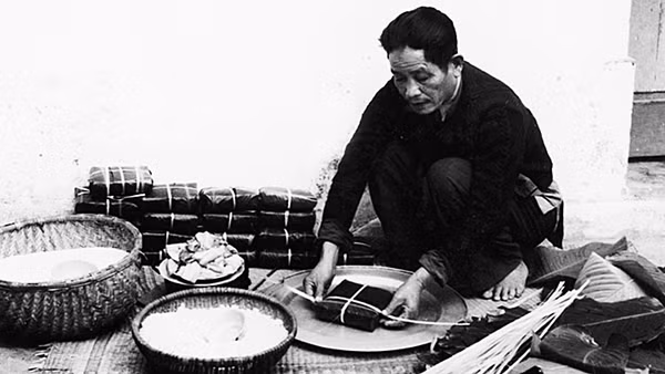 Người Hà Nội xưa gói bánh chưng. Ảnh tư liệu