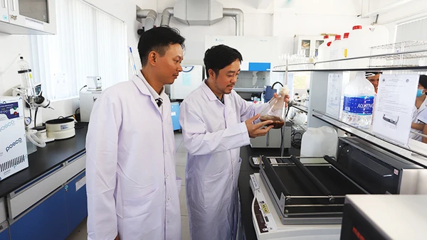 Giám đốc Bùi Trọng Lịch (bên phải) luôn trực tiếp kiểm tra quy trình nuôi cấy tại xưởng. Ảnh: NVCC