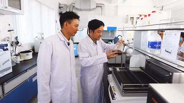 Giám đốc Bùi Trọng Lịch (bên phải) luôn trực tiếp kiểm tra quy trình nuôi cấy tại xưởng. Ảnh: NVCC