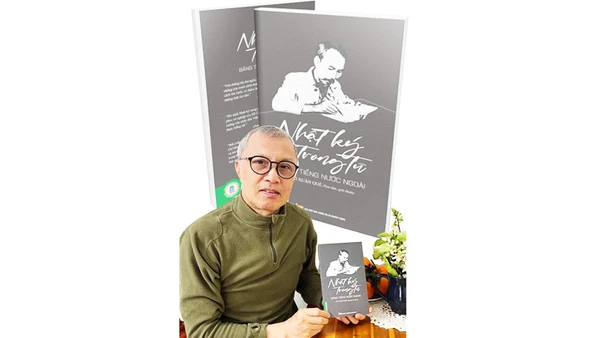 Tác giả Võ Xuân Quế với “Nhật ký trong tù bằng tiếng nước ngoài” vừa ấn bản, tháng 3/2025.