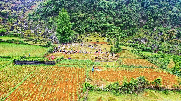 Khu vực chôn cất thường nằm bên sườn núi và nhìn ra thung lũng.