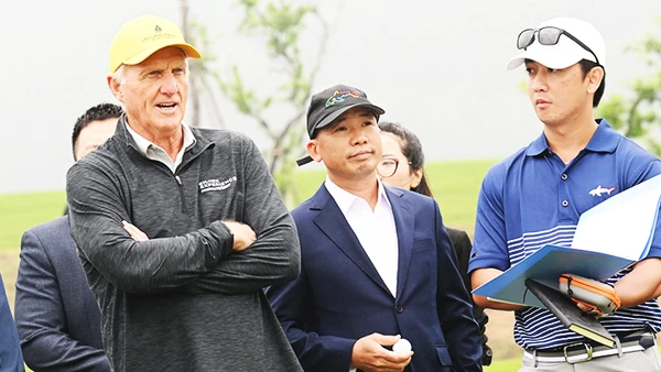 Huyền thoại Greg Norman (ngoài cùng bên trái) khảo sát thực tế dự án Văn Lang Empire T&T Golf Club.