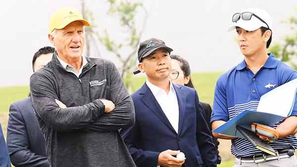 Huyền thoại Greg Norman (ngoài cùng bên trái) khảo sát thực tế dự án Văn Lang Empire T&T Golf Club.