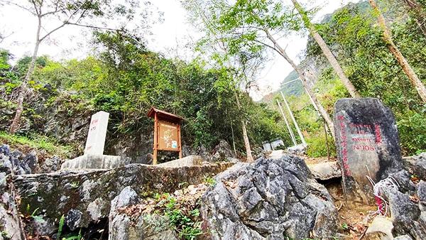 Cột mốc 675 bên cạnh cột mốc 108 cũ.