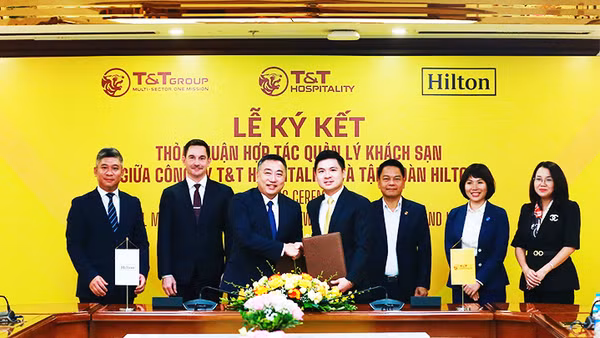 Đại diện Công ty T&T Hospitality và Tập đoàn Hilton trao thỏa thuận hợp tác.