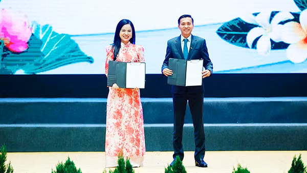 Bà Nguyễn Thị Thanh Bình, Chủ tịch HĐQT Công ty TNHH MTV Điện gió Savan 1 và ông Phạm Như Ánh, Tổng Giám đốc Ngân hàng TMCP Quân đội (MB) trao Thỏa thuận thu xếp vốn cho Dự án điện gió Savan 1. Ảnh: NHẬT BẮC/VGP