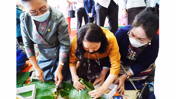 Hoạt động gói bánh chưng của các cựu lưu học sinh Lào học tập tại Việt Nam. Ảnh: VOV