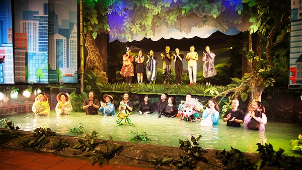 Các nghệ sĩ Nhà hát Múa rối Việt Nam sau một màn diễn.