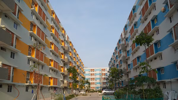 Người lao động thu nhập thấp vẫn khó tiếp cận nhà ở xã hội. (Ảnh: Báo Nhân Dân)