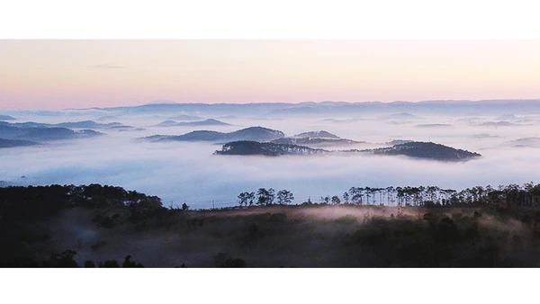 Mây sớm bao trùm thị trấn.
