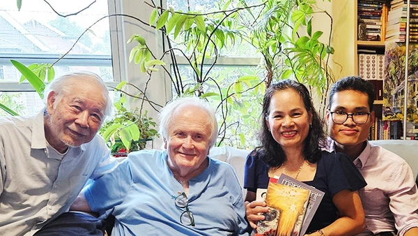 Nhà văn Trầm Hương (cầm sách) gặp GS, dịch giả Fred Marchant (thứ hai từ trái sang) trong chuyến sang Mỹ năm 2024 để viết sách và làm phim “Giá của hòa bình”. Ảnh: NVCC