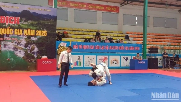 Trận thi đấu ngay sau lễ khai mạc giải Vô địch các câu lạc bộ Jujitsu quốc gia.