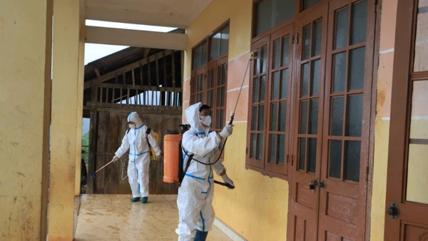 Trung tâm Y tế huyện Bảo Lạc (Cao Bằng) phun thuốc khử khuẩn, phòng chống dịch sởi tại xóm Bản Oóng, xã Sơn Lập. (Ảnh: Báo Cao Bằng)