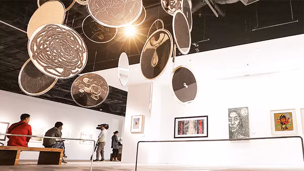 Không gian trưng bày tác phẩm tại Cuộc thi và Triển lãm tranh đồ họa ASEAN năm 2020, tại Trung tâm Nghệ thuật đương đại Vincom Hà Nội. Ảnh: VCCA 