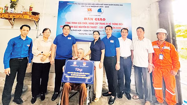 Bàn giao công trình sửa chữa, nâng cấp hệ thống điện cho gia đình cựu thanh niên xung phong Nguyễn Ba Thuyết. 