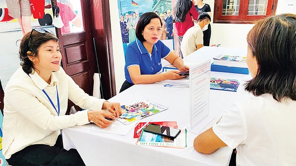 Một phiên giao dịch việc làm tại Hà Nội. (Ảnh nhandan.vn)