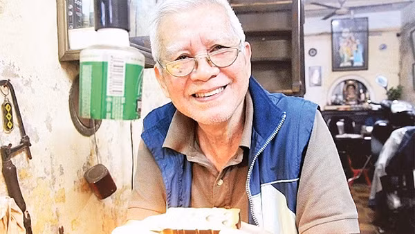 Ông Nguyễn Chí Thành giới thiệu một số dụng cụ nghề kim hoàn. 