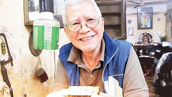 Ông Nguyễn Chí Thành giới thiệu một số dụng cụ nghề kim hoàn. 