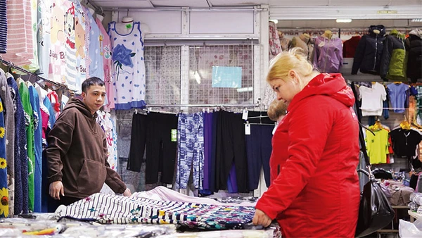 Quân bán hàng trong chợ.