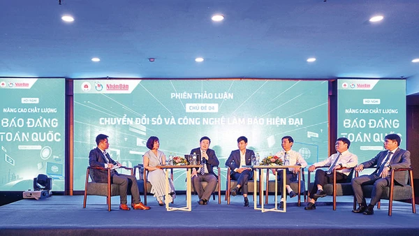 Phiên thảo luận “Chuyển đổi số và công nghệ làm báo hiện đại” tại Hội nghị Nâng cao chất lượng báo Đảng toàn quốc. ẢNH: DUY LINH
