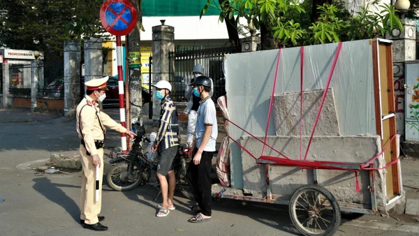Cảnh sát giao thông kiểm tra, xử lý xe tự chế chở hàng cồng kềnh gây mất an toàn giao thông tại khu vực phố Kim Đồng (quận Hoàng Mai, Hà Nội).