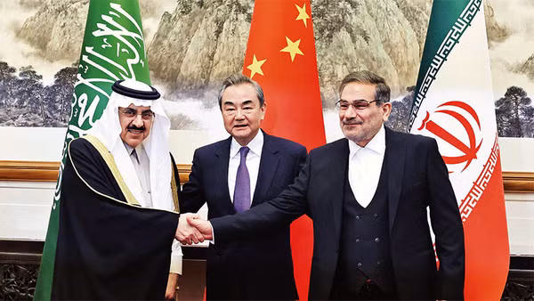 Cố vấn an ninh quốc gia Saudi Arabia Musaad bin Mohammed al-Aiban, Chủ nhiệm Văn phòng Ủy ban Công tác Đối ngoại Trung ương Đảng Cộng sản Trung Quốc Vương Nghị và Thư ký Hội đồng An ninh Quốc gia Tối cao Iran Ali Shamkhani trong cuộc gặp tại Bắc Kinh hồi tháng 3. Ảnh: REUTERS