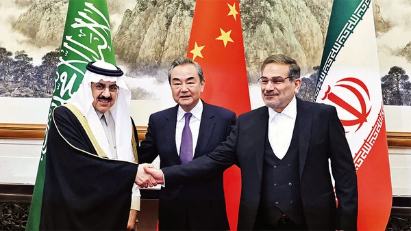 Cố vấn an ninh quốc gia Saudi Arabia Musaad bin Mohammed al-Aiban, Chủ nhiệm Văn phòng Ủy ban Công tác Đối ngoại Trung ương Đảng Cộng sản Trung Quốc Vương Nghị và Thư ký Hội đồng An ninh Quốc gia Tối cao Iran Ali Shamkhani trong cuộc gặp tại Bắc Kinh hồi tháng 3. Ảnh: REUTERS