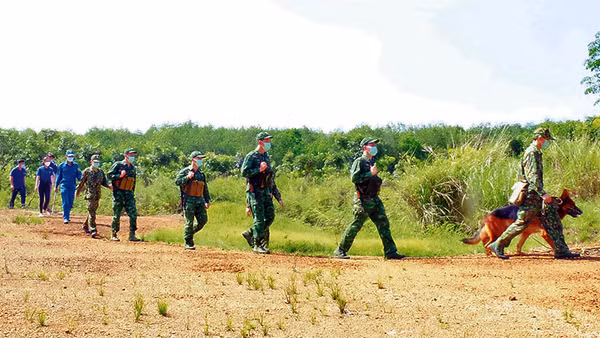 Cán bộ, chiến sĩ Đồn Biên phòng Cửa khẩu Hoàng Diệu (huyện Bù Đốp) phối hợp với Đoàn Thanh niên tuần tra bảo vệ biên giới.