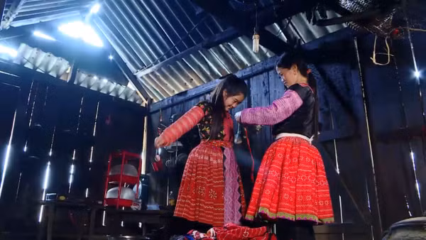 Trang phục không chỉ là váy áo – đó là cả một di sản văn hóa được thiếu nữ H’Mông nâng niu gìn giữ