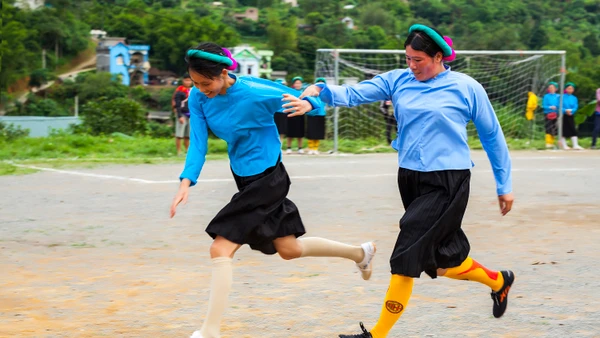 Giữa cảnh sắc núi rừng hùng vĩ, bóng đá nữ trở thành một phần không thể thiếu trong đời sống văn hóa của đồng bào nơi đây.