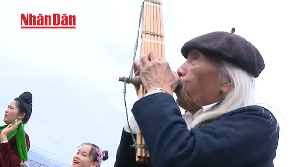 Nghệ nhân Lò Văn Biến đang thổi khèn bè – một trong những loại nhạc cụ truyền thống quan trọng trong đời sống văn hóa của đồng bào Thái.