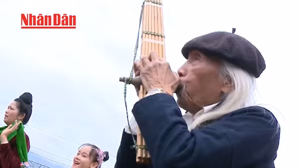 Nghệ nhân Lò Văn Biến đang thổi khèn bè – một trong những loại nhạc cụ truyền thống quan trọng trong đời sống văn hóa của đồng bào Thái.