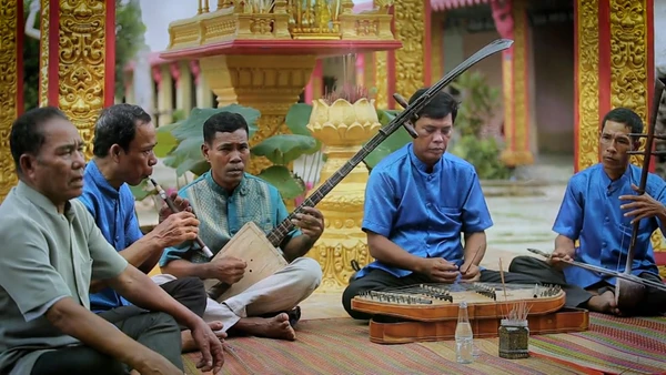 Các nghệ nhân biểu diễn Chầm riêng chà pây. Ảnh: QUỐC ĐẠT