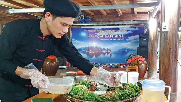 Chẩu Thanh Ngà làm cơm phục vụ du khách.