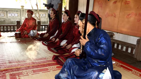 Làng quê là không gian bảo tồn văn hóa truyền thống. Trong ảnh: Một cách hát ca trù ở làng Tiên Điền (Nghi Xuân, Hà Tĩnh). 