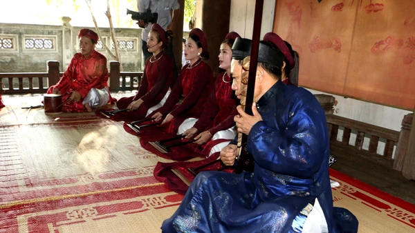 Làng quê là không gian bảo tồn văn hóa truyền thống. Trong ảnh: Một cách hát ca trù ở làng Tiên Điền (Nghi Xuân, Hà Tĩnh). 