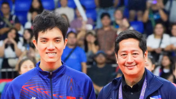 Bích Tuyền (trái) giành danh hiệu Vận động viên xuất sắc nhất giải.