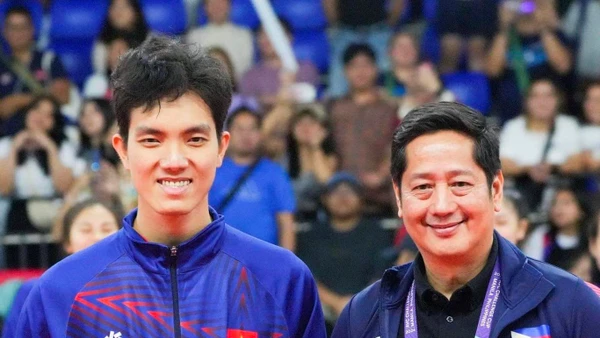 Bích Tuyền (trái) giành danh hiệu Vận động viên xuất sắc nhất giải.