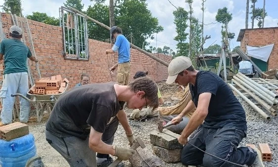 Đoàn sinh viên tình nguyện của tổ chức LEDD cùng tham gia xây dựng nhà hữu nghị cho đồng bào dân tộc thiểu số. 