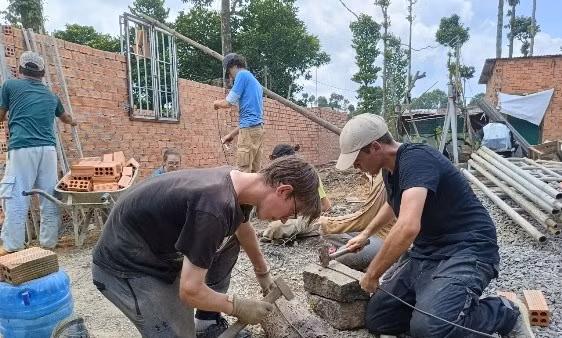 Đoàn sinh viên tình nguyện của tổ chức LEDD cùng tham gia xây dựng nhà hữu nghị cho đồng bào dân tộc thiểu số. 