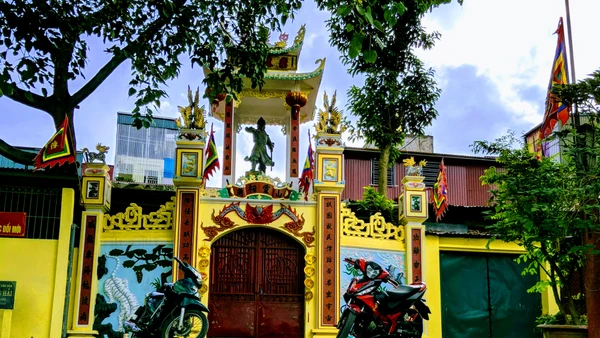 Tượng Đức Thánh Trần trên nóc tam quan Sơn Hải linh từ.