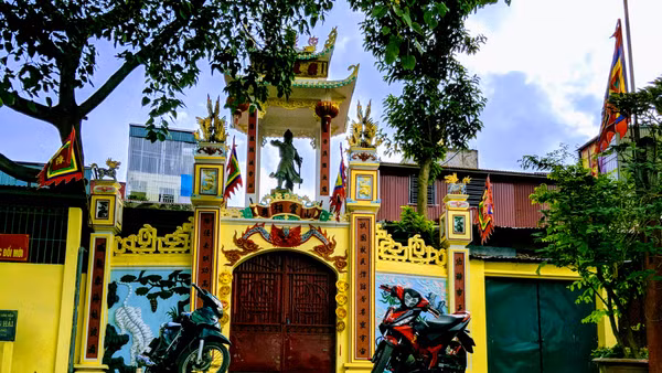 Tượng Đức Thánh Trần trên nóc tam quan Sơn Hải linh từ.