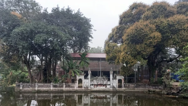 Vướng mắc kéo dài về thủ tục dự án tu bổ, tôn tạo khiến cho đình Phú Lương Thượng (xã Quảng Phú Cầu, huyện Ứng Hòa, thành phố Hà Nội) xuống cấp nghiêm trọng. Ảnh: NGUYỄN ANH