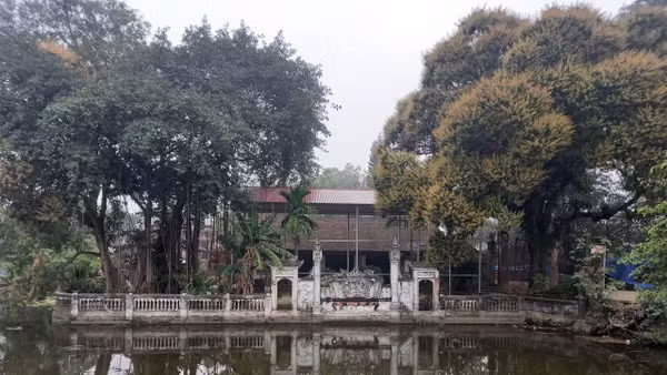 Vướng mắc kéo dài về thủ tục dự án tu bổ, tôn tạo khiến cho đình Phú Lương Thượng (xã Quảng Phú Cầu, huyện Ứng Hòa, thành phố Hà Nội) xuống cấp nghiêm trọng. Ảnh: NGUYỄN ANH